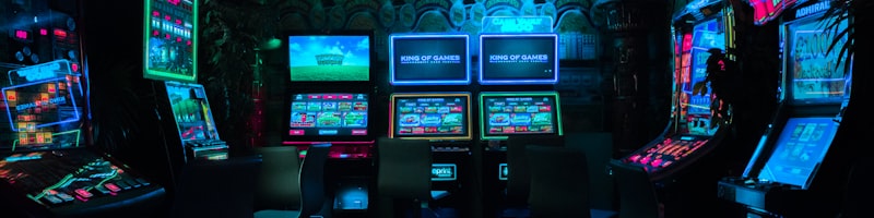 英雄联盟全球总决赛舞台盛况 - 选手在炫酷灯光下专注比赛