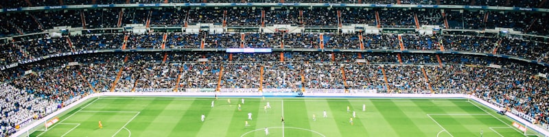 西班牙甲级联赛国家德比 - 皇马与巴萨球员同场竞技