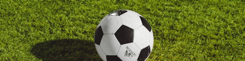 欧洲冠军联赛决赛精彩瞬间 - 球员在绿茵场上激烈拼抢