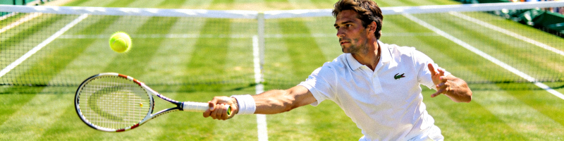 温布尔登网球锦标赛草地赛场 - 球员身着白衣优雅击球